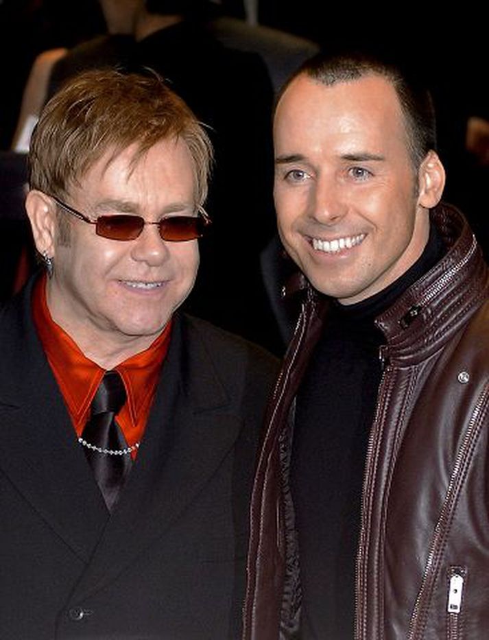 Elton og David hafa lengi verið par og ætla að láta gefa sig saman 21. desember. Athöfnin verður lítil en veislugestir í Old Windsor  verða í kringum sjö hundruð.