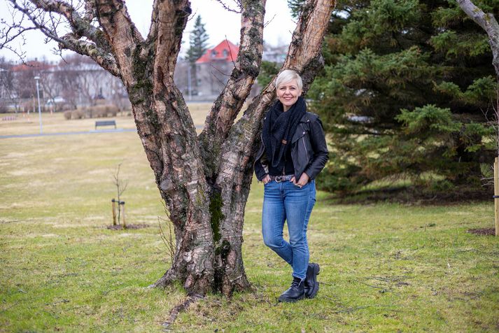 Bryndís Jóna Jónsdóttir aðjúnkt við Háskóla Íslands og núvitundarkennari segir heilann hreinlega þannig hannaðan að við erum alltaf vakandi yfir hættum en ónæm fyrir því sem gott er. Til þess að ganga enn betur og líða enn betur í vinnunni okkar, getum við hins vegar byggt okkur sjálf upp. Til dæmis með því að styðjast við jákvæða sálfræði og núvitund. En hvernig getum við gert það?