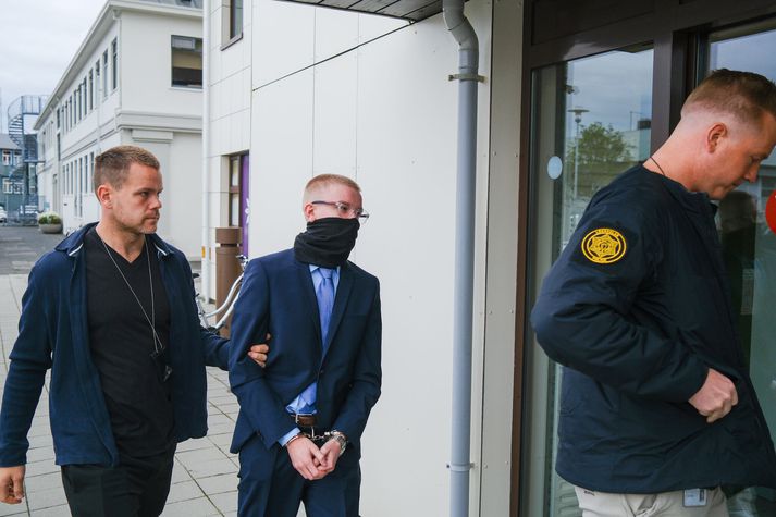 Matthías Björn sætir gæsluvarðhaldi og kom því í héraðsdóm í fylgd lögreglumanna.