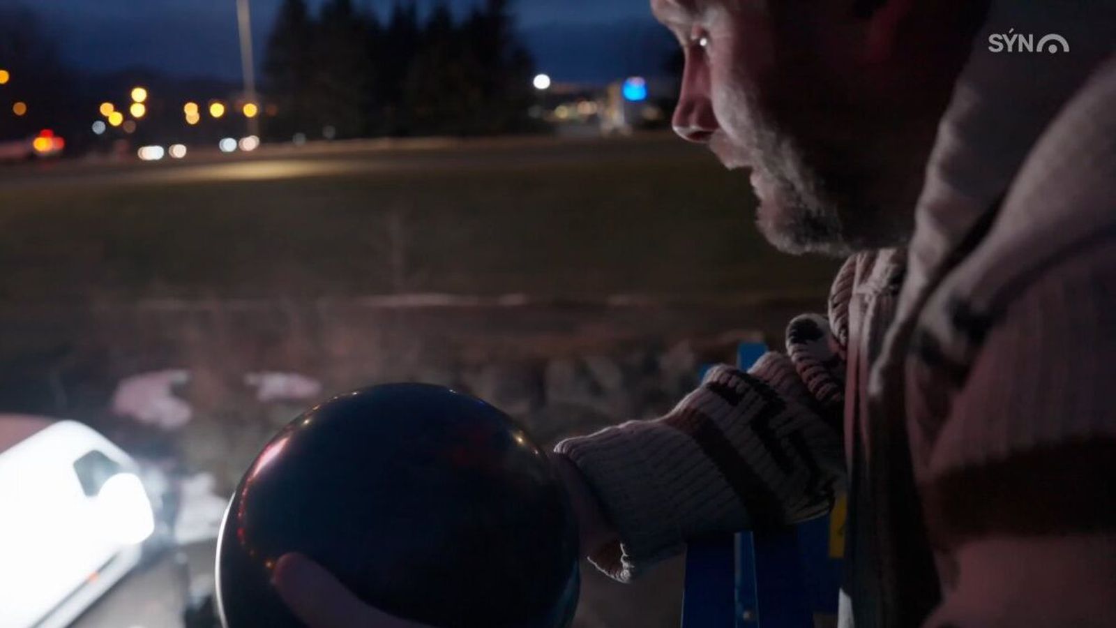 Henti keilukúlu, melónu og ör­bylgju­ofni niður úr átta metra hæð