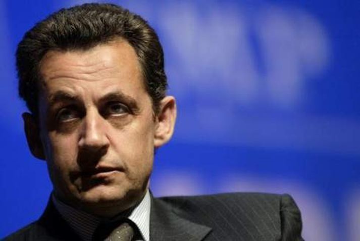 Sarkozy er ekki hress með dúkkuna.