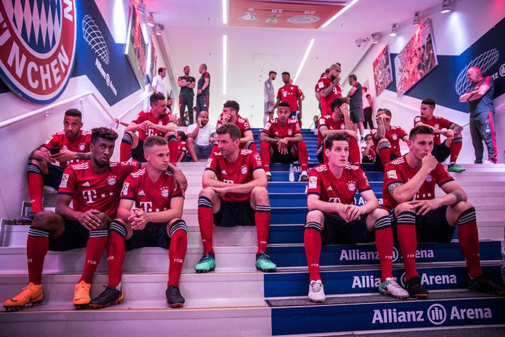 Leikmenn Bayern München í leikmannagöngunum á Allianz Arena áður en LED skjáirnir voru settir upp á öllum veggjum.