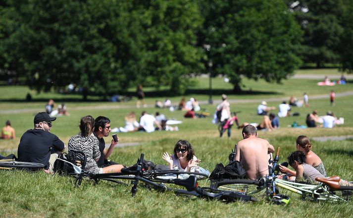 Íbúar London njóta blíðunnar.