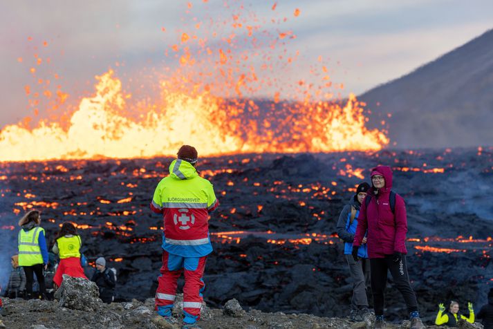 Fólk verður að víða betra veðurs til að njóta fegurðar eldgossins í Meradölum.