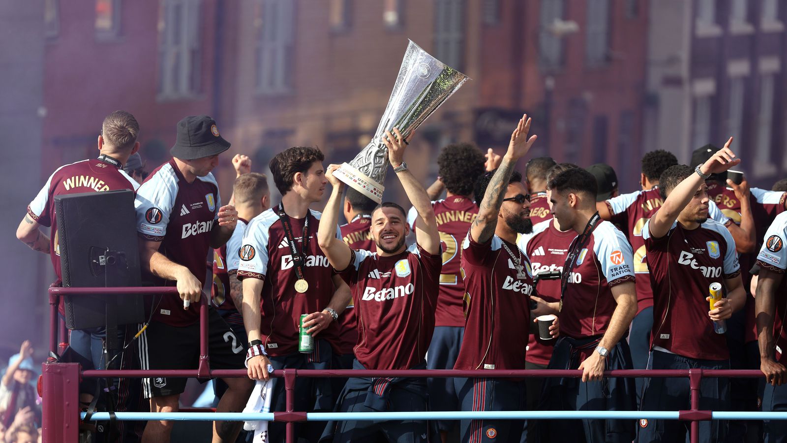 Lítið þorp í Gana hélt skrúð­göngu fyrir Aston Villa
