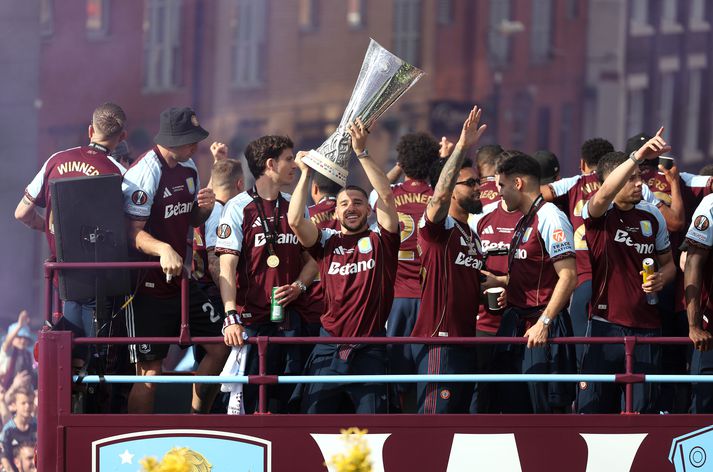 Aston Villa hélt flotta skrúðgöngu í Birmingham en stemningin var líklega mest í litlu þorpi í Gana. 