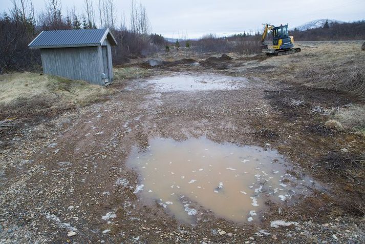 Þúsundir lítra af 90 gráða heitu vatni láku út þegar heitavatnslögn í Skorradal fór í sundur á sunnudag. Þegar ljósmyndara Fréttablaðsins bar að garði var vatnið að mestu þornað.