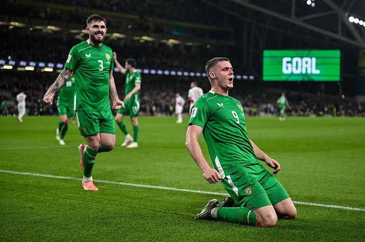 Evan Ferguson fagnaði vel eftir að hafa skorað dýrmætt mark fyrir Íra í kvöld.