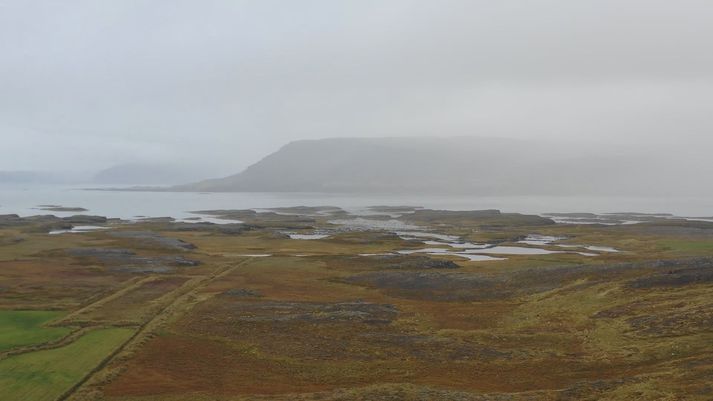 Séð yfir vegstæði R-leiðar frá Reykjanesi í átt til Skálaness. Þverunin yfir Þorskafjörð færi yfir sjávarfitjar og leirur sem lítið hafa verið rannsakaðar. Utan við Reykhóla færi vegurinn yfir tugi hektara af ósnortnu votlendi, að sögn Gauta Eiríkssonar.