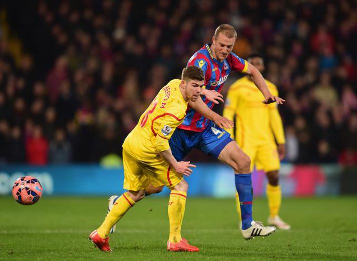 Hangeland og Alberto Moreno, leikmaður Liverpool, eigast við.