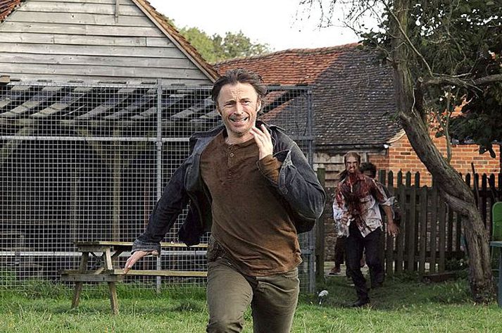 Robert Carlyle þarf að kljást við uppvakninga og hermenn í 28 Weeks Later.