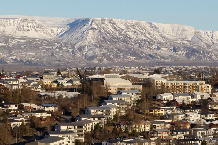 Fréttablaðið hefur eftir einum stjórnarmanna kórsins að kórfélagar hafi í raun orðið vitni að því hvernig Lára brotnaði hægt og rólega niður vegna framkomunnar á vinnustaðnum.