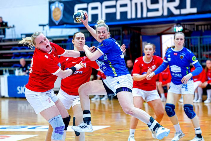 Fram ogValur mætast í fjórða leik liðanna um Íslandsmeistaratitilinn í handbolta í kvöld.