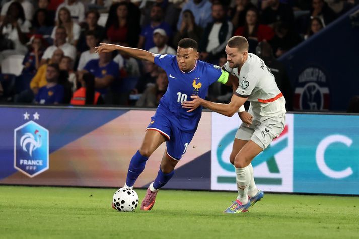 Sverrir Ingi Ingason í baráttunni við Kylian Mbappé.