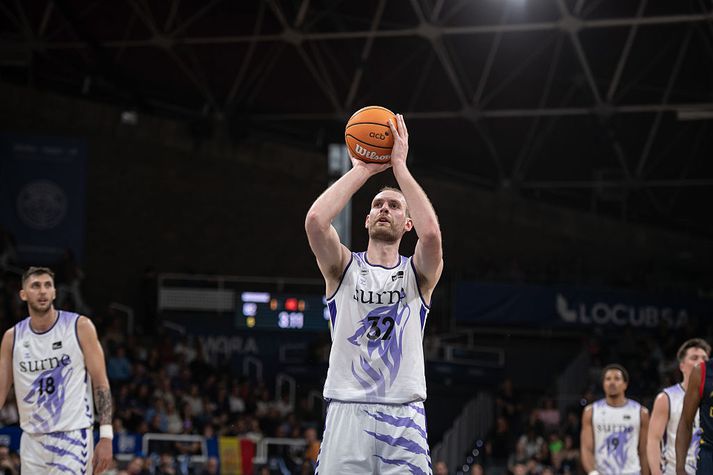 Tryggvi Snær Hlinason stóð í ströngu í dag.