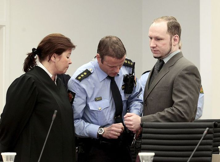 Frá réttarsal í Ósló Anders Behring Breivik ásamt verjanda sínum og lögreglumanni.nordicphotos/AFP