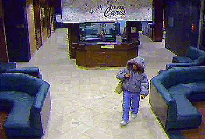 Á eftirlitsmyndböndum má sjá konuna ganga út af sjúkrahúsinu með barnið í handtösku.