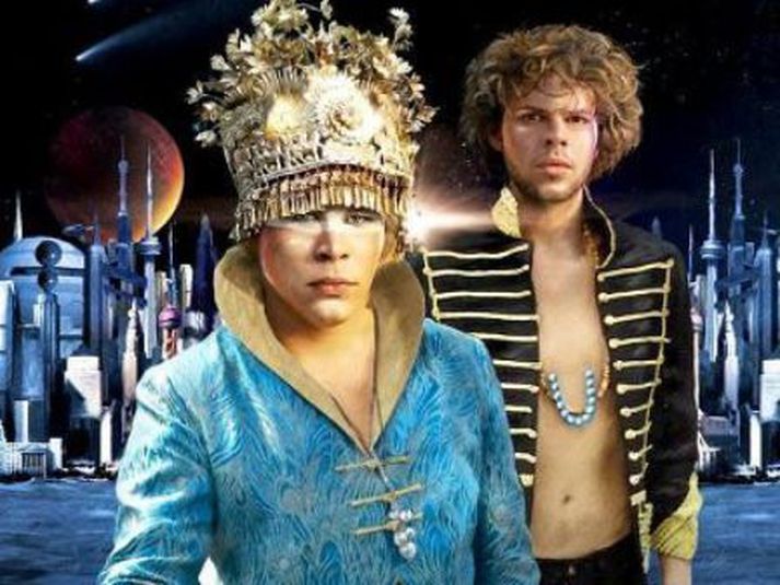 empire of the sun Dúettinn Empire of the Sun hefur vakið athygli fyrir grípandi og afslappaðar lagasmíðar sínar.
