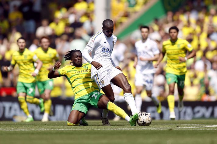 Jonathan Rowe tæklar Glen Kamara í leiknum á Carrow Road í dag.