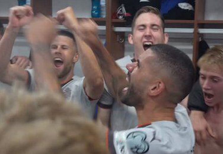 Guðlaugur Victor Pálsson stýrði sigursöngnum í klefanum eftir leik.