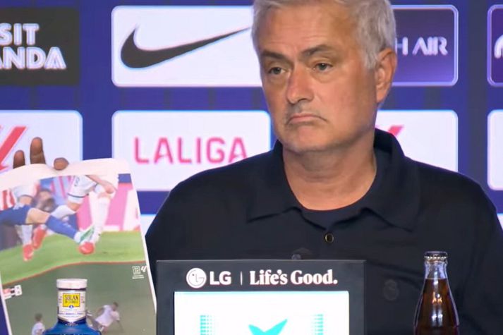 Jose Mourinho prentaði út myndir af umdeilanlegum atvikum á blaðamannafundi eftir leik Atletico Madrid og Real Madrid.