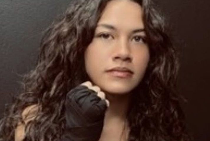 Hnefaleikakonunni Isis Sio er haldið sofandi eftir bardaga sinn um helgina.