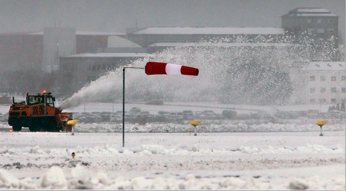 Búið er að aflýsa flugi til Ísafjarðar og til Nuuk í Grænlandi.