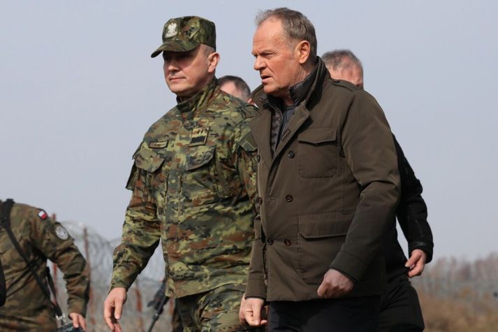 Donald Tusk, forsætisráðherra Póllands, þegar hann heimsótti landamærin að Belarús um helgina.