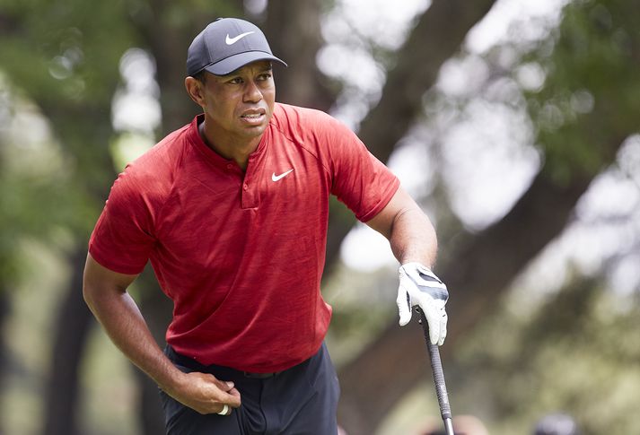Tiger Woods spreytir sig á 17. holunni.