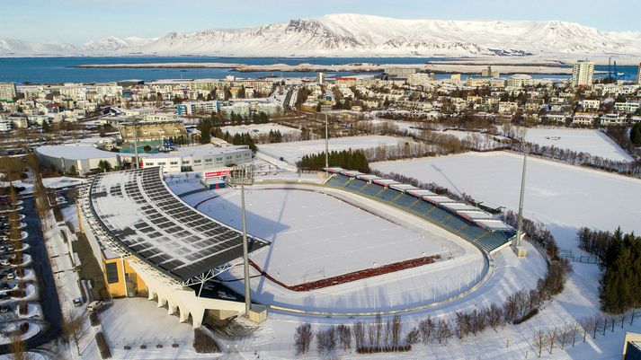 Snævi þakinn Laugardalsvöllur.