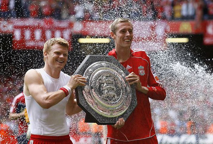 Hér eru þeir Peter Crouch og John Arne Riise að fagna sigrinum gegn Chelsea en þeir skoruðu mörk Liverpool í leiknum.