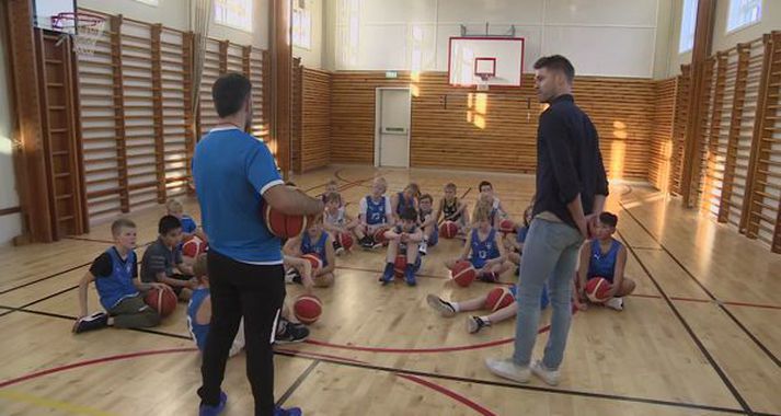 Eins og sjá má er ekki mikið pláss fyrir krakkana í íþróttasal Laugarnesskóla. Jón Arnór Stefánsson mætti á æfingu hjá þeim í vikunni en hann er úr Laugarneshverfi og horfir nú upp á börnin sín glíma við sama aðstöðuleysi og þegar hann neyddist til að sækja æfingar í Vesturbænum á síðustu öld.