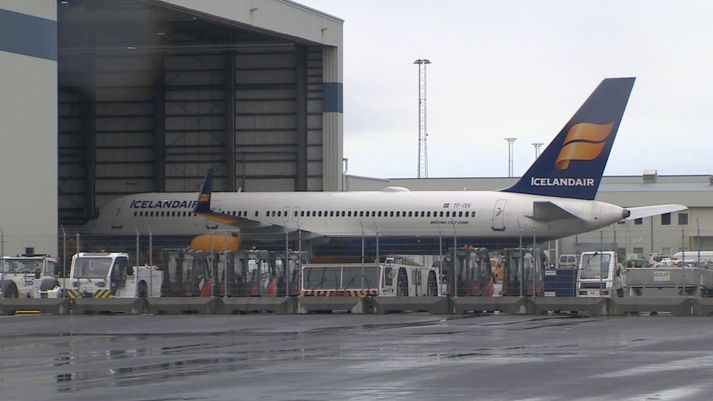 Boeing 757 við skýli Icelandair á Keflavíkurflugvelli. Boeing hætti framleiðslu hennar fyrir 16 árum.