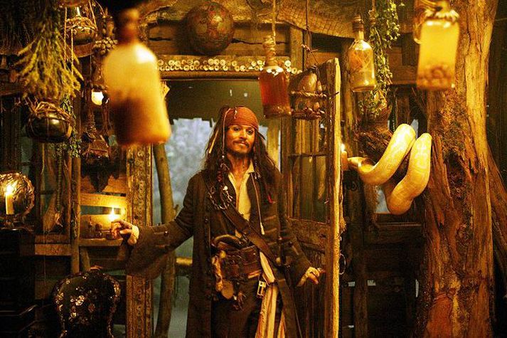 Jack SParrow Depp byggði persónuna á Keith Richards, gítarleikara The Rolling Stones, en bætti að auki við ýktum tilbrigðum á borð við ráfandi göngulag.