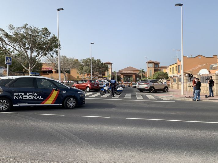 Lögregla stendur vörð um Costa Adeje Palace-hótelið í dag. Enginn kemst inn eða út.