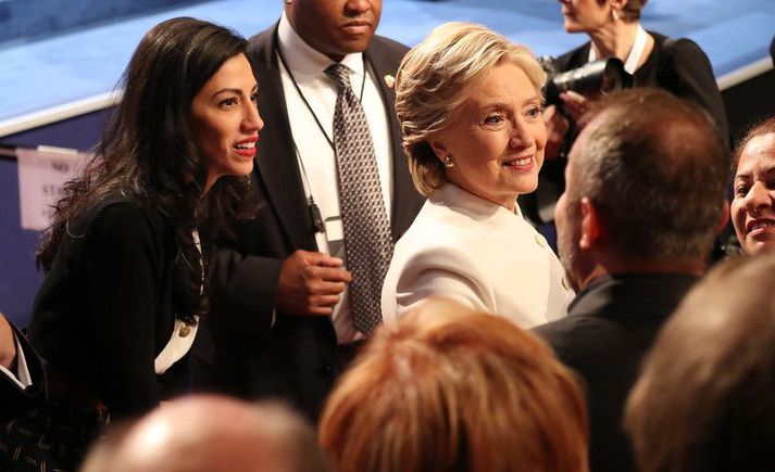 Huma Abedin (t.v.) með Hillary Clinton (t.h.) í kappræðum forsetaframbjóðendanna í október árið 2016.