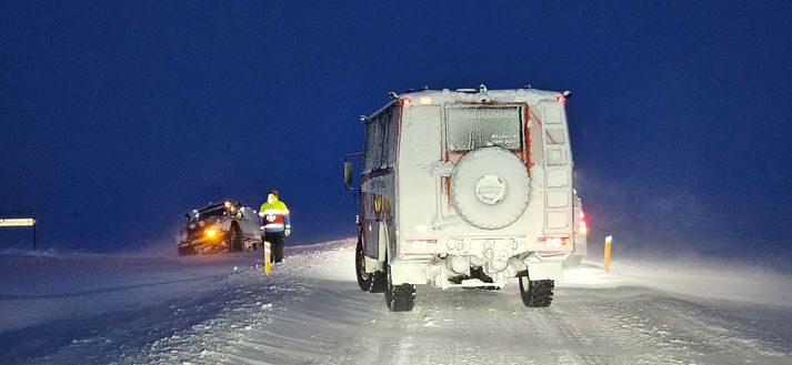 Björgunarsveitir þurftu að koma nokkrum sem sátu fastir á Mosfellsheiði til aðstoðar.