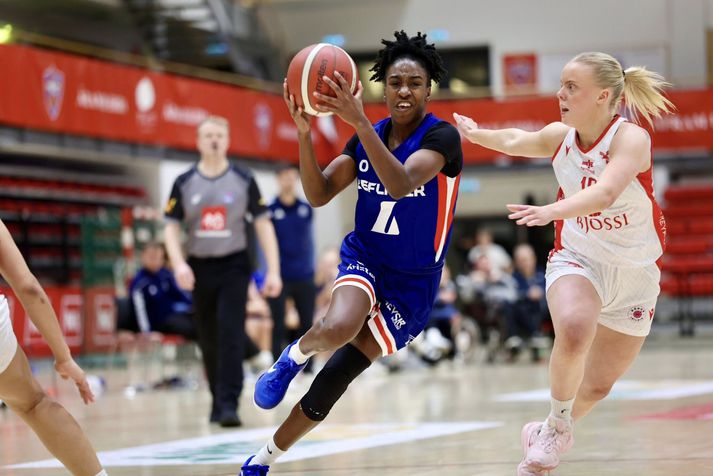 Keishana Washingto á leiðinni upp að körfunni.