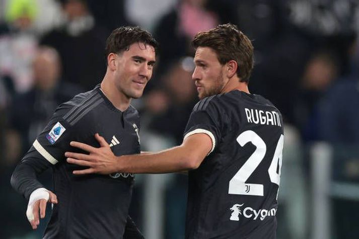 Dusan Vlahovic skoraði tvö mörk og gaf svo stoðsendingu þegar Daniele Rugani tryggði Juventus sigur í dag. 