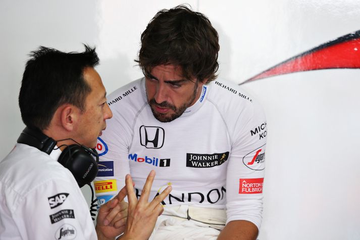 Yusuke Hasegawa og Fernando Alonso ræða málin.