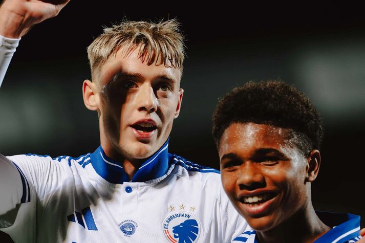 Viktor Bjarki fagnar marki sínu ásamt Liam West sem lagði það upp.