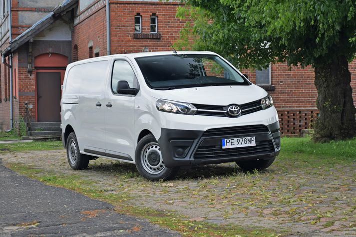 Bíllinn er af gerðinni Toyota Proace 2024. Myndin er úr safni en bíllinn af sömu tegund. 