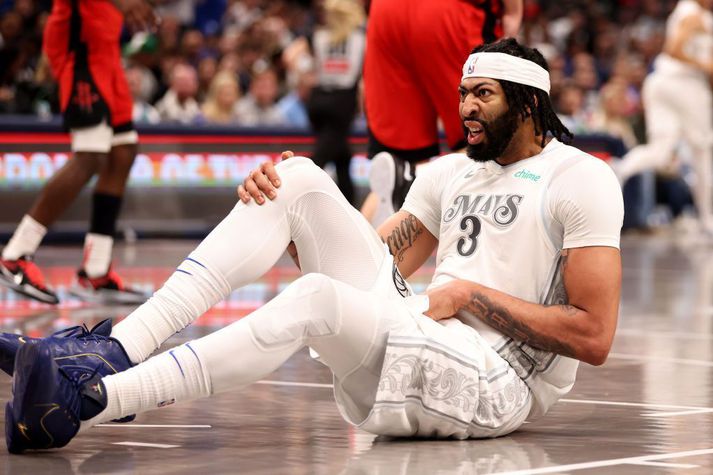 Davis meiddist í fyrsta leik sínum með Mavericks og missti í kjölfarið af 18 leikjum í röð.