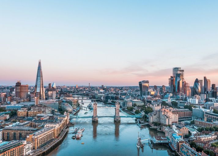 Thames árin í London séð úr austri.