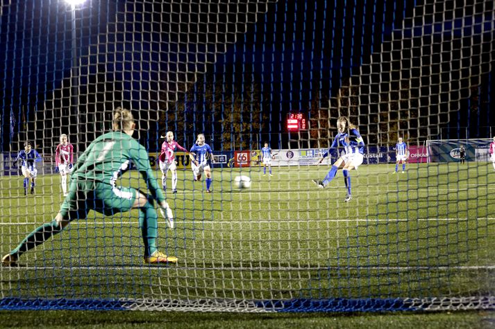 Katrín Ásbjörnsdóttir kemur Stjörnunni yfir af vítapunktinum.