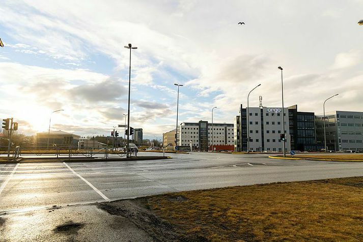 Staðsetning ljósastaursins er ekki tilgreind nákvæar en að hún sé í umdæmi lögreglustöðvarinnar á Hverfisgötu. Það eru þessir ljósastaurar við Sæbraut einnig.