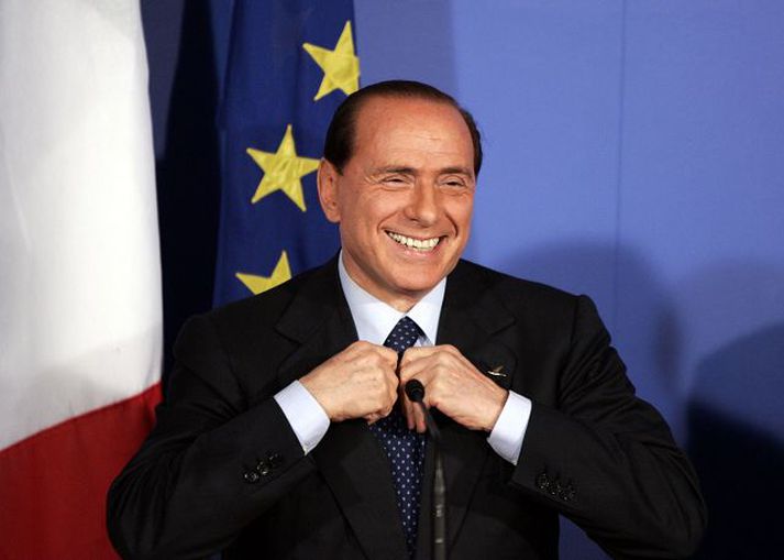 Engar áhyggjur. Berlusconi virtist í sólskinsskapi á leiðtogafundi ESB sem haldinn var á Englandi í vikunni.