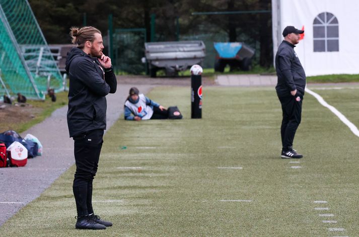 Nik Chamberlain, þjálfari Þróttar, á hliðarlínunni í kvöld.