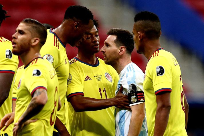 Lionel Messi og Yerry Mina lenti saman í leiknum eins og sjá má hér.