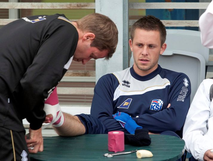 Gylfi í smá meðferð fyrir æfingu.